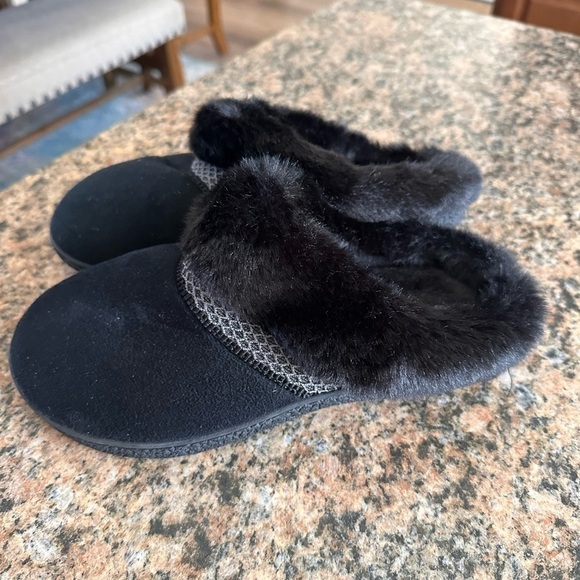 Black slippers - Picture 2 of 7